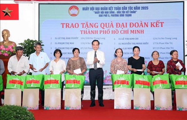 Bí thư Thành ủy TPHCM Trần Lưu Quang dự Ngày hội đại đoàn kết toàn dân tộc khu phố 5, phường Bình Thạnh