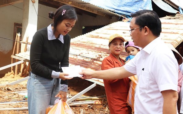 Chủ tịch Ủy ban MTTQ Việt Nam thành phố Đà Nẵng trao quà hỗ trợ cho xã Nam Trà My