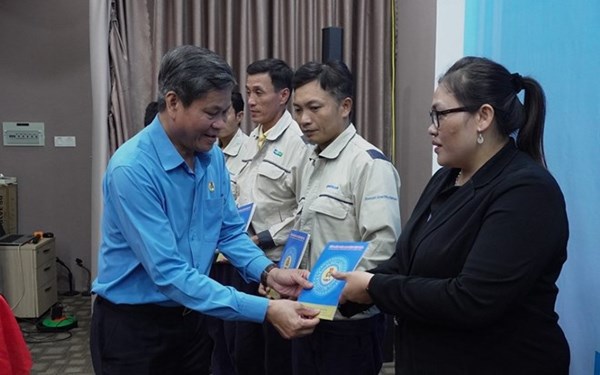 Tổng Liên đoàn Lao động Việt Nam hỗ trợ đoàn viên Quảng Ngãi khắc phục hậu quả bão lũ