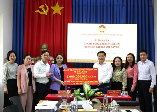 Phó Chủ tịch - Tổng Thư ký Nguyễn Thị Thu Hà tiếp nhận số tiền 5 tỷ đồng ủng hộ đồng bào khắc phục thiệt hại do bão lũ gây ra