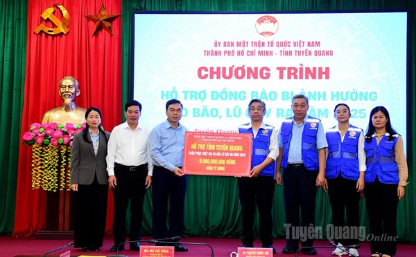 Ủy ban MTTQ Việt Nam tỉnh Tuyên Quang tiếp nhận số tiền 5 tỷ đồng từ TP Hồ Chí Minh hỗ trợ khắc phục hậu quả bão lũ 