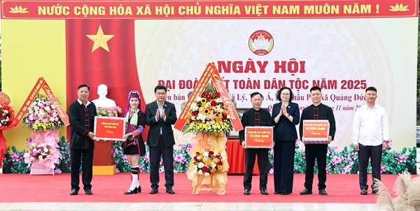 Phó Chủ tịch Quốc hội Vũ Hồng Thanh dự Ngày hội Đại đoàn kết toàn dân tộc tại Quảng Ninh