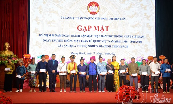 Điện Biên: Ủy ban MTTQ Việt Nam tỉnh trao tặng 95 suất quà nhân kỷ niệm ngày truyền thống Mặt trận Tổ quốc Việt Nam