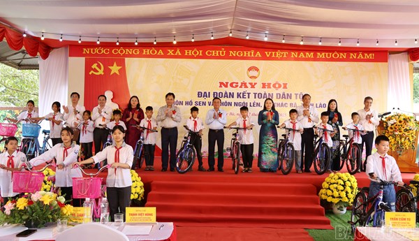 Thường trực Ban Bí thư Trần Cẩm Tú dự Ngày hội Đại đoàn kết toàn dân tộc tại Lào Cai 