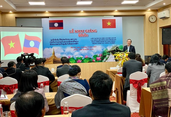 Phó Chủ tịch Lương Quốc Đoàn dự và chỉ đạo lớp tập huấn cán bộ Lào về công tác nông dân 