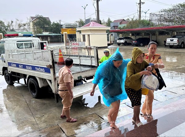 Gia Lai: Chung tay góp sức để người dân vững lòng giữa trận lũ dữ