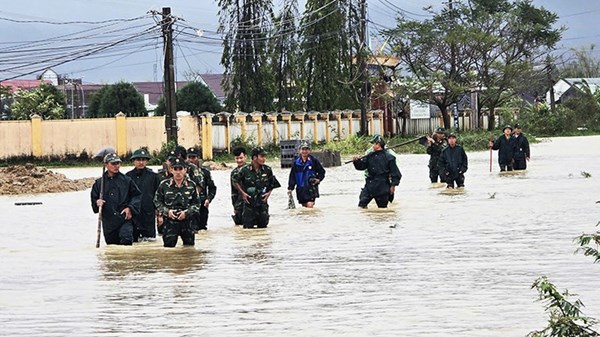 Trung tâm Huấn luyện quân sự quốc gia 2 nỗ lực ứng cứu giúp dân vùng ngập lụt