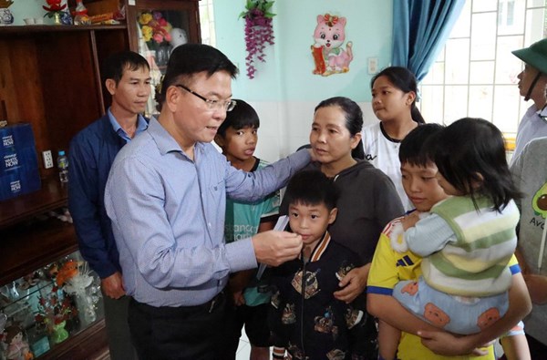 Phó Thủ tướng Chính phủ Lê Thành Long kiểm tra công tác khắc phục, thăm hỏi người dân vùng ngập lụt tại Gia Lai