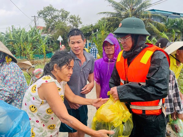 Tổng cục Chính trị thăm, động viên người dân vùng lũ Đắk Lắk và Gia Lai