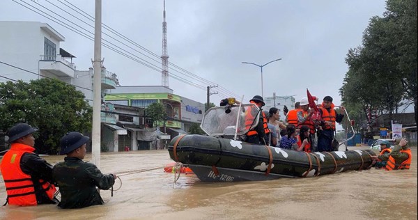 Lực lượng Vùng 4 Hải quân hỗ trợ di dời hơn 5.000 người dân khỏi các điểm ngập sâu