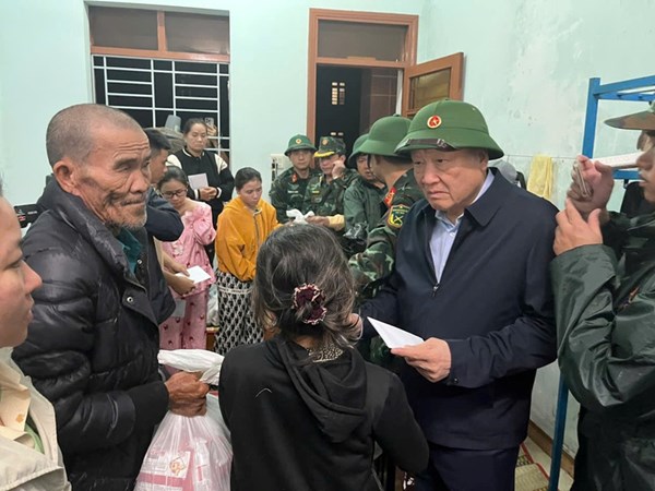 Phó Thủ tướng Thường trực Chính phủ Nguyễn Hòa Bình thăm hỏi, động viên người dân vùng ngập lũ tại Đắk Lắk 