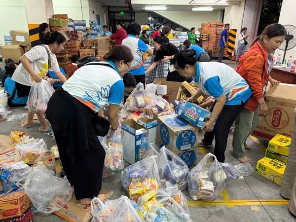 TP Hồ Chí Minh vận chuyển gấp 15 tấn nhu yếu phẩm đến Khánh Hòa trong đêm 21/11