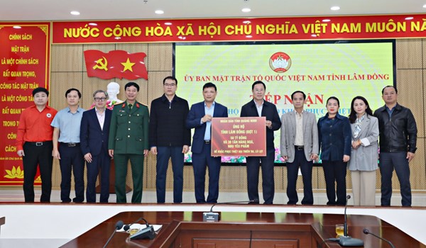 Quảng Ninh trực tiếp trao kinh phí, nhu yếu phẩm cho tỉnh Lâm Đồng khắc phục hậu quả do mưa lũ 