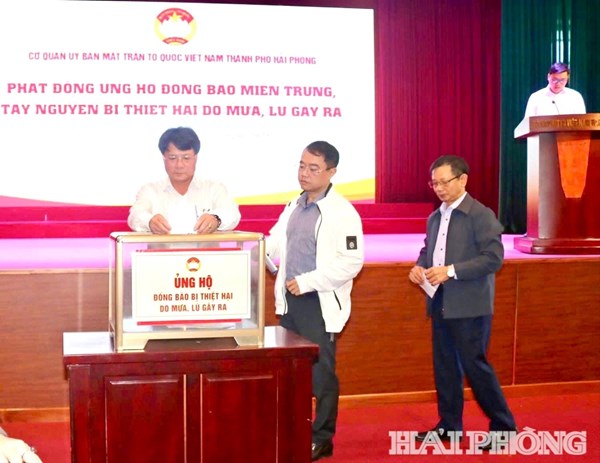Ủy ban MTTQ Việt Nam thành phố Hải Phòng ủng hộ đồng bào khắc phục hậu quả lũ lụt