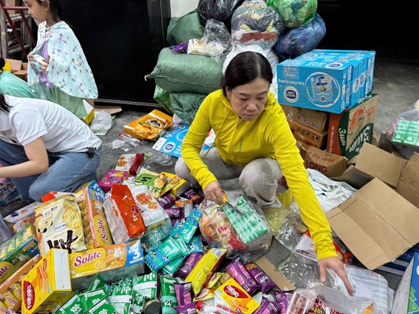 TP Hồ Chí Minh: Dừng tiếp nhận quần áo cứu trợ, chuyển trọng tâm sang tái thiết sau lũ