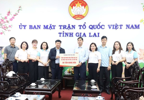 Ủy ban MTTQ Việt Nam thành phố Hà Nội trao 50 tấn hàng hỗ trợ nhân dân tỉnh Gia Lai