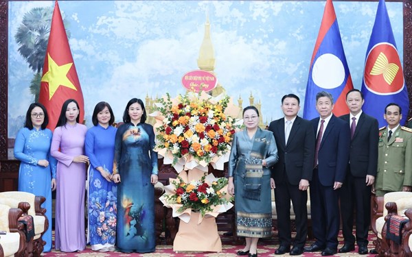 Hội LHPN Việt Nam chúc mừng 50 năm Quốc khánh nước Cộng hòa Dân chủ Nhân dân Lào