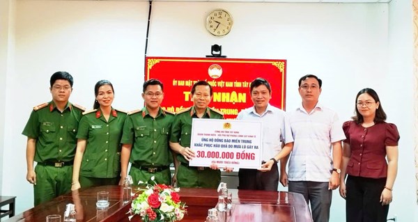 Tây Ninh: Ủy ban MTTQ Việt Nam tỉnh tiếp nhận kinh phí hỗ trợ đồng bào Miền Trung, Tây Nguyên khắc phục thiệt hại mưa lũ 
