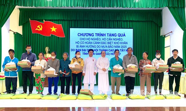 Đồng Tháp: Ủy ban MTTQ Việt Nam tỉnh tặng quà hỗ trợ hộ nghèo, cận nghèo xã Đốc Binh Kiều