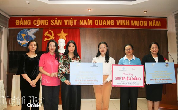 Khánh Hòa: Hội LHPN Việt Nam trao kinh phí hỗ trợ phụ nữ, trẻ em mồ côi bị ảnh hưởng bởi mưa lũ