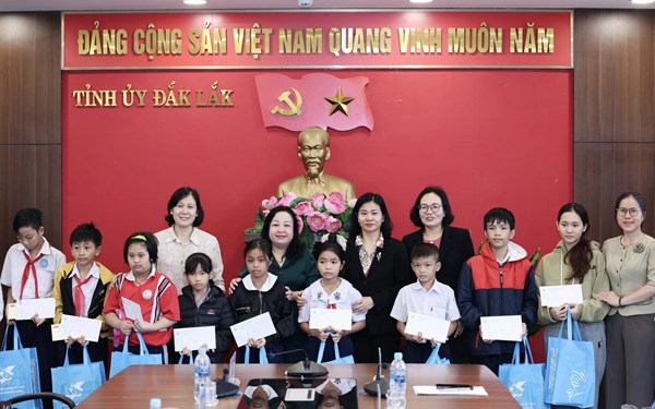 Phó Chủ tịch Nguyễn Thị Tuyến trao quà hỗ trợ hội viên, phụ nữ, trẻ em vùng lũ ở Đắk Lắk