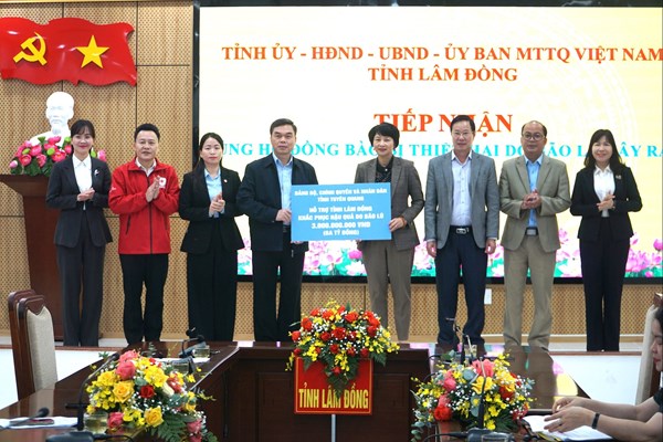 Lâm Đồng tiếp nhận 3 tỷ đồng ủng hộ đồng bào lũ lụt từ tỉnh Tuyên Quang