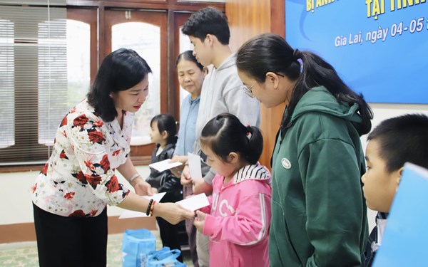 Phó Chủ tịch Ủy ban Trung ương MTTQ Việt Nam, Chủ tịch Hội LHPN Việt Nam Nguyễn Thị Tuyến trao quà hỗ trợ hội viên, phụ nữ, trẻ em vùng lũ Gia Lai