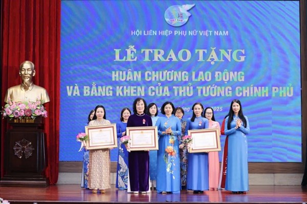 Hội LHPN Việt Nam tổ chức Lễ trao tặng khen thưởng cấp Nhà nước