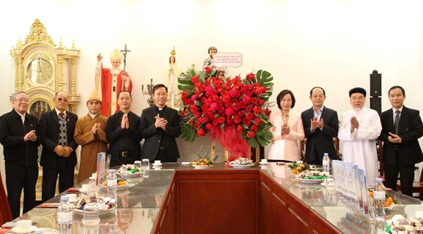 Hà Nội: Chủ tịch Ủy ban MTTQ Việt Nam thành phố thăm, chúc mừng Giáng sinh tại Giáo xứ Bằng Sở