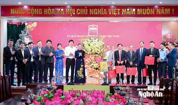 Nghệ An: Chủ tịch Ủy ban MTTQ Việt Nam tỉnh chúc mừng Ủy ban Đoàn kết Công giáo tỉnh nhân dịp Giáng sinh 2025