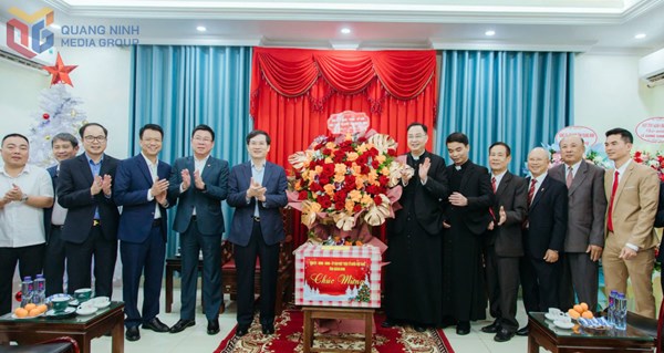 Quảng Ninh: Chủ tịch Ủy ban MTTQ Việt Nam tỉnh chúc mừng Giáo xứ Hòn Gai nhân dịp Giáng sinh