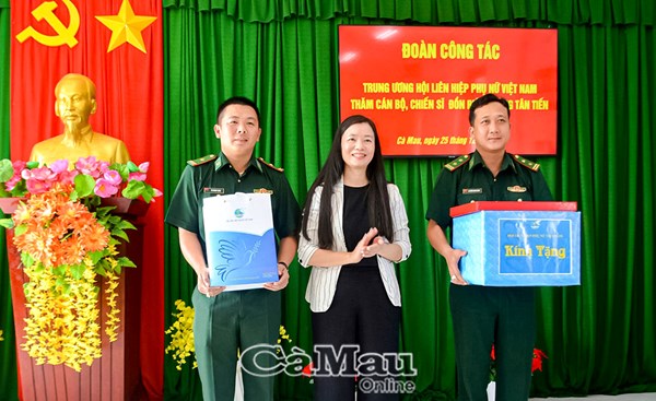 Cà Mau: Trung ương Hội LHPN Việt Nam thăm, tặng quà tại Đồn Biên phòng Tân Tiến