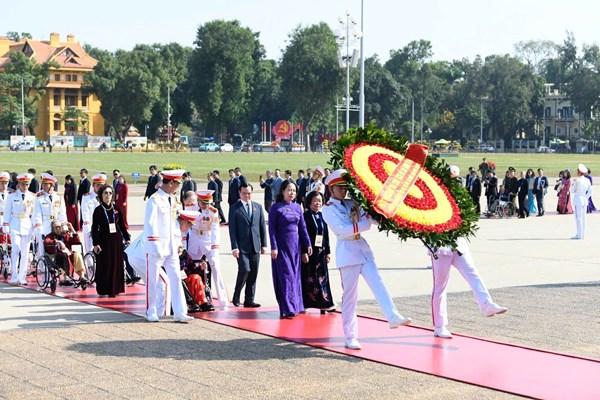 Đoàn đại biểu dự Đại hội Thi đua yêu nước toàn quốc lần thứ XI vào Lăng viếng Chủ tịch Hồ Chí Minh