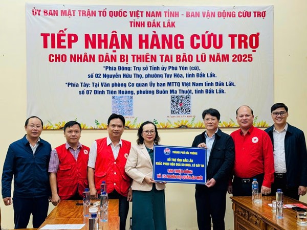 Hải Phòng: Trao quà hỗ trợ tỉnh Đắk Lắk khắc phục hậu quả mưa lũ