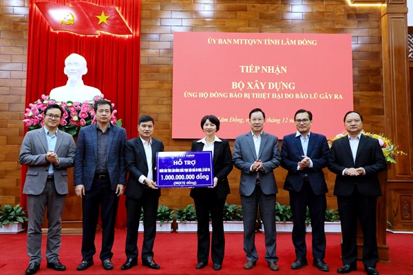 Lâm Đồng: Ủy ban MTTQ Việt Nam tỉnh tiếp nhận 1 tỷ đồng khắc phục thiệt hại mưa lũ từ Bộ Xây dựng