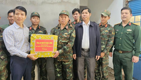 Gia Lai: Chủ tịch Ủy ban MTTQ Việt Nam tỉnh tặng quà lực lượng quân đội tham gia “Chiến dịch Quang Trung“
