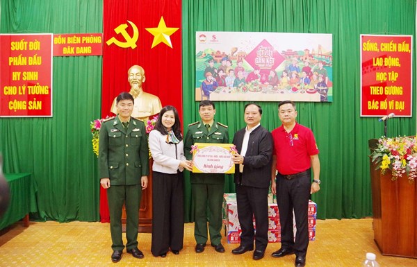 Tặng hơn 400 suất quà Tết cho Nhân dân và lực lượng bảo vệ biên giới Lâm Đồng