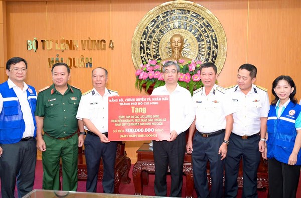 TP Hồ Chí Minh thăm, động viên cán bộ, chiến sĩ và Nhân dân đặc khu Trường Sa