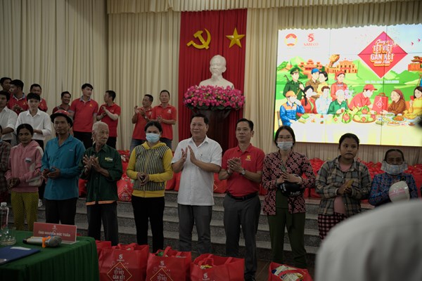 “Chung vị Tết Việt - Gắn kết muôn miền” mang hơi ấm Tết đến người dân Cần Thơ 