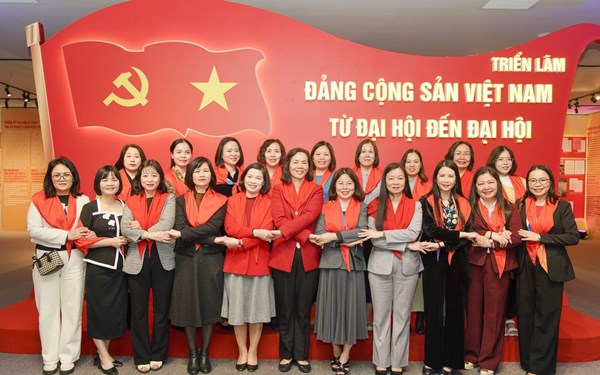 Đảng bộ TƯ Hội LHPN Việt Nam tham quan Triển lãm “Đảng Cộng sản Việt Nam - Từ Đại hội đến Đại hội“
