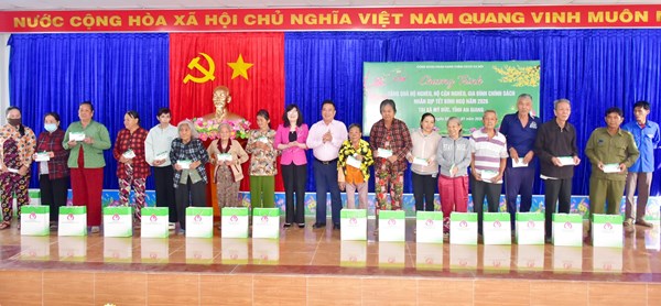 An Giang: Ủy ban MTTQ Việt Nam tỉnh tặng quà Tết cho các gia đình chính sách, hộ nghèo
