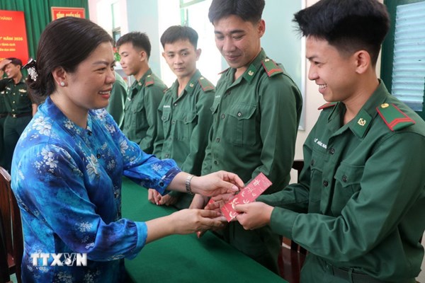 An Giang chúc Tết và tặng quà cán bộ, chiến sỹ trên tuyến biên giới Tây Nam