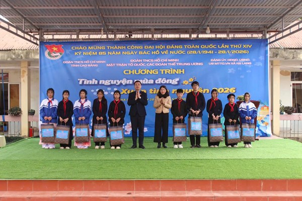 Đoàn Thanh niên Mặt trận Tổ quốc, các đoàn thể Trung ương trao học bổng cho học sinh nghèo vượt khó tỉnh Cao Bằng 