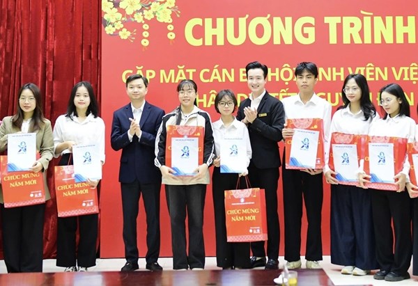Hội Sinh viên Việt Nam trao quà cho cán bộ Hội có hoàn cảnh khó khăn nhân dịp Tết Nguyên đán 2026