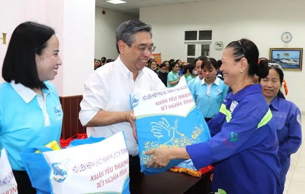 TP Hồ Chí Minh trao quà tết đến 500 nữ công nhân môi trường đô thị