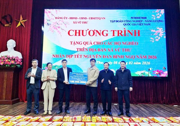 Phó Chủ tịch Quốc hội Nguyễn Khắc Định dự chương trình trao quà Tết tặng hộ nghèo tại tỉnh Hưng Yên