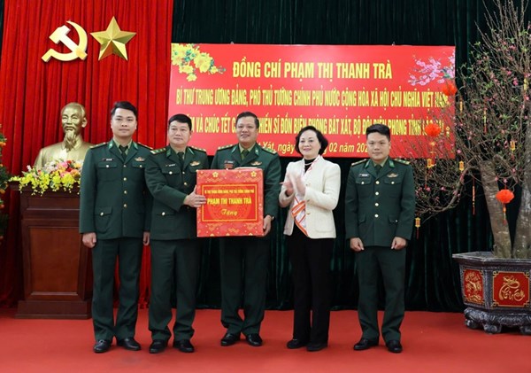 Phó Thủ tướng Phạm Thị Thanh Trà chúc Tết, động viên cán bộ, chiến sĩ Đồn Biên phòng Bát Xát