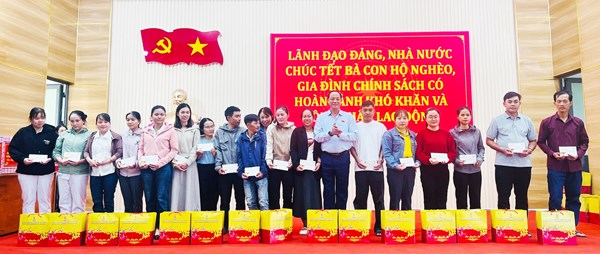 Phó Chủ tịch Quốc hội, Thượng tướng Trần Quang Phương trao quà Tết tại tỉnh Quảng Ngãi
