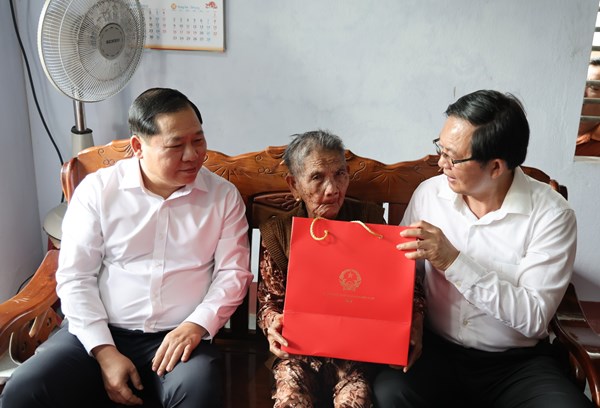 Phó Thủ tướng Hồ Quốc Dũng thăm, tặng quà Tết gia đình chính sách, công nhân khó khăn tại Gia Lai