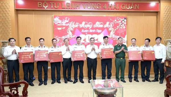 TP Hồ Chí Minh: Chủ tịch Ủy ban MTTQ Việt Nam thành phố thăm, chúc Tết cán chiến sĩ, cán bộ Vùng 4 Hải quân  